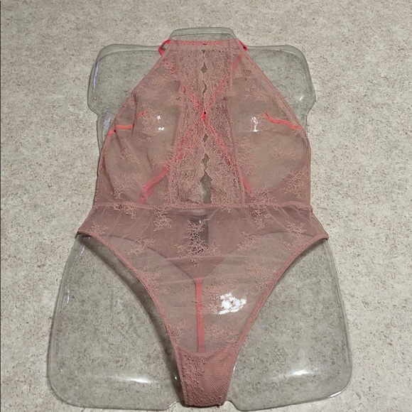 BNWOT VICTORIA’S SECRET BLUSH LACE BODYSUIT - Picture 1 of 4